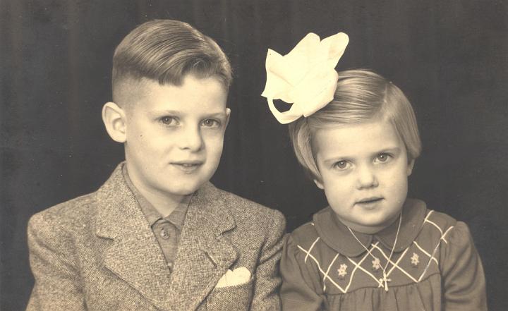 Annemiek Bijnen en broer 1957.jpg